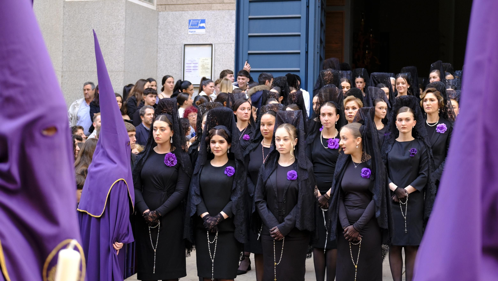 Pasión vuelve a su Iglesia de Santa Teresa azotada por la lluvia