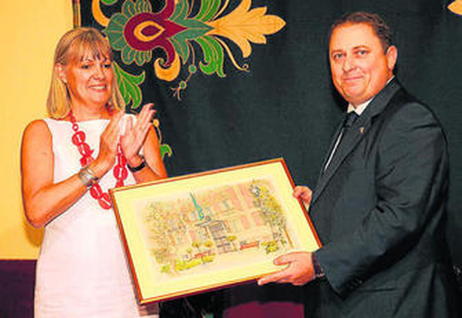 La embajadora Cecilia Julin entrega al nuevo cónsul, Carlos Montesa Kaijser, una acuarela con la fachada del edificio de la embajada del país escandinavo en Madrid, tras los documentos que le habilitan en sus funciones.
