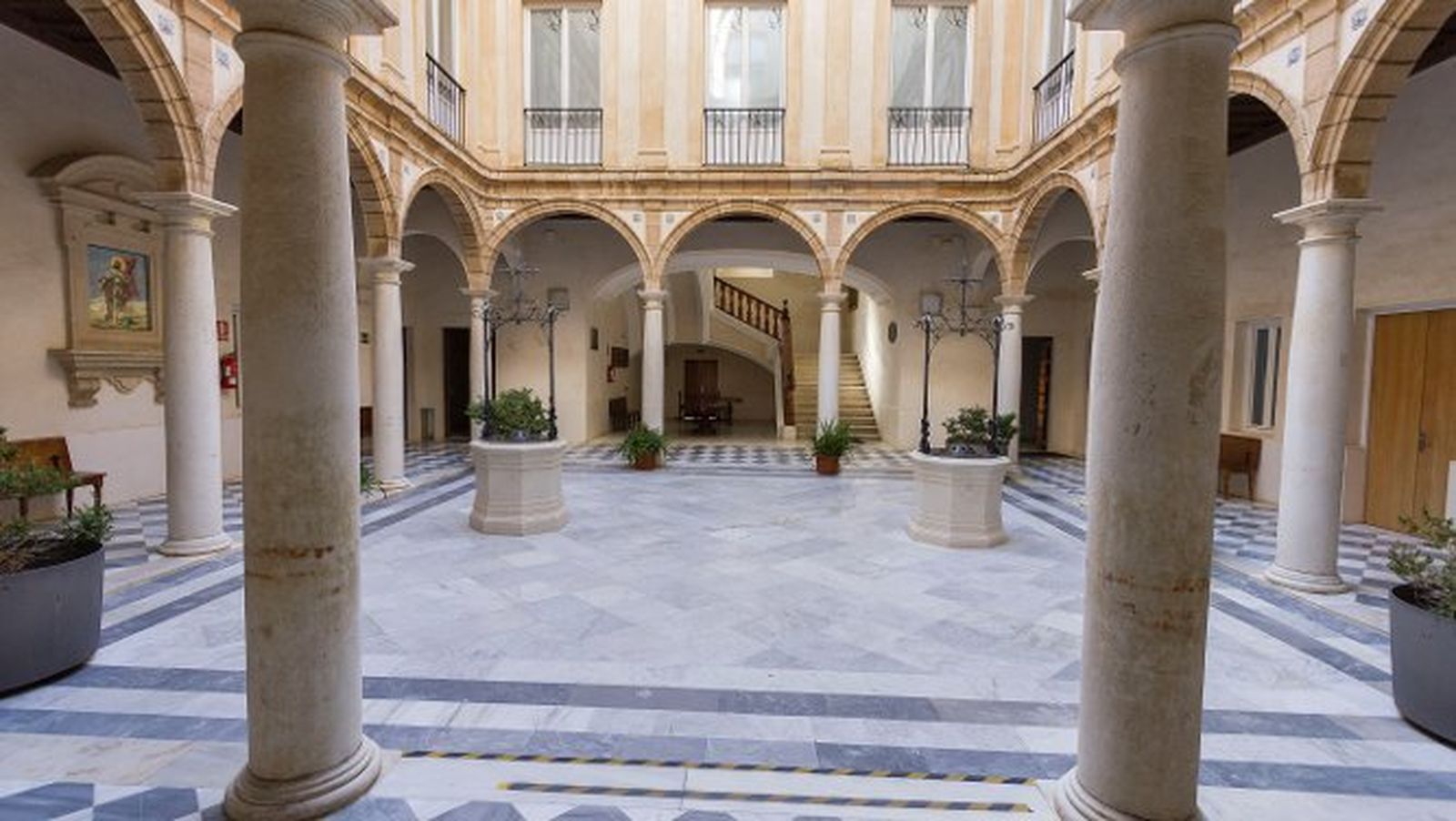 El imponente patio central del Centro Cultural Reina Sofía.
