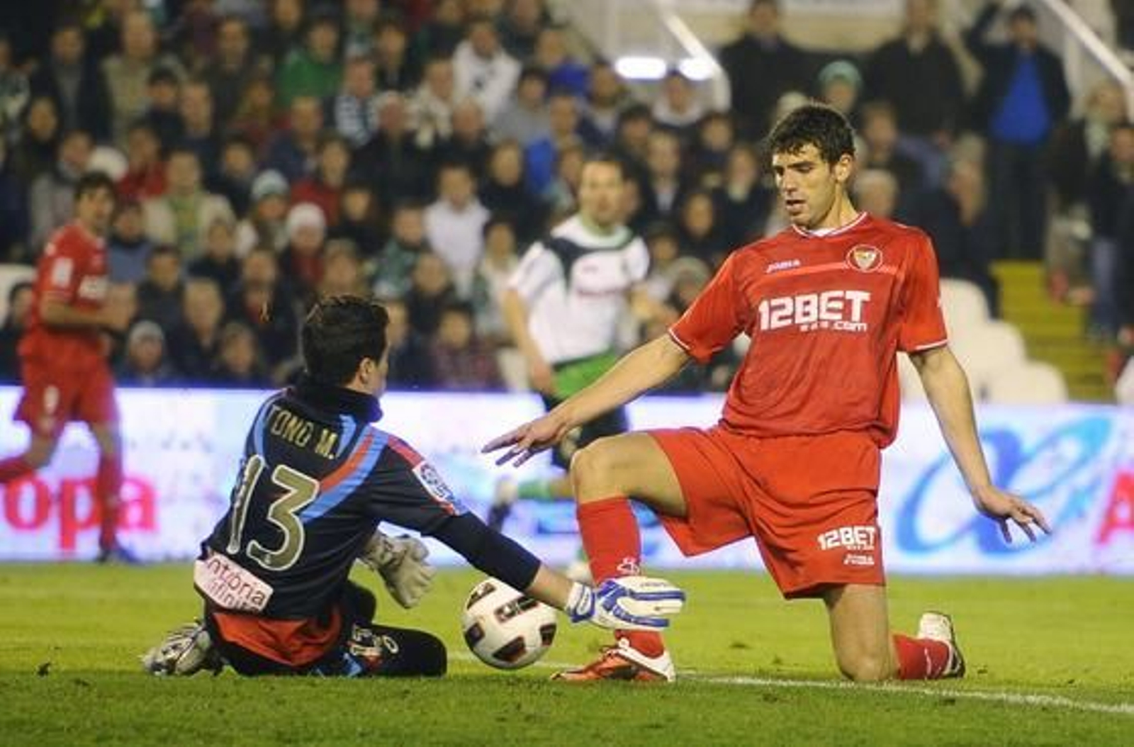 El Sevilla pierde un punto en el descuento frente al Racing (3-2). / Reuters