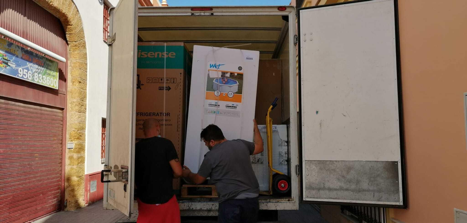 Dos repartidores entregaban este martes una piscina en un domicilio de Puerto Real