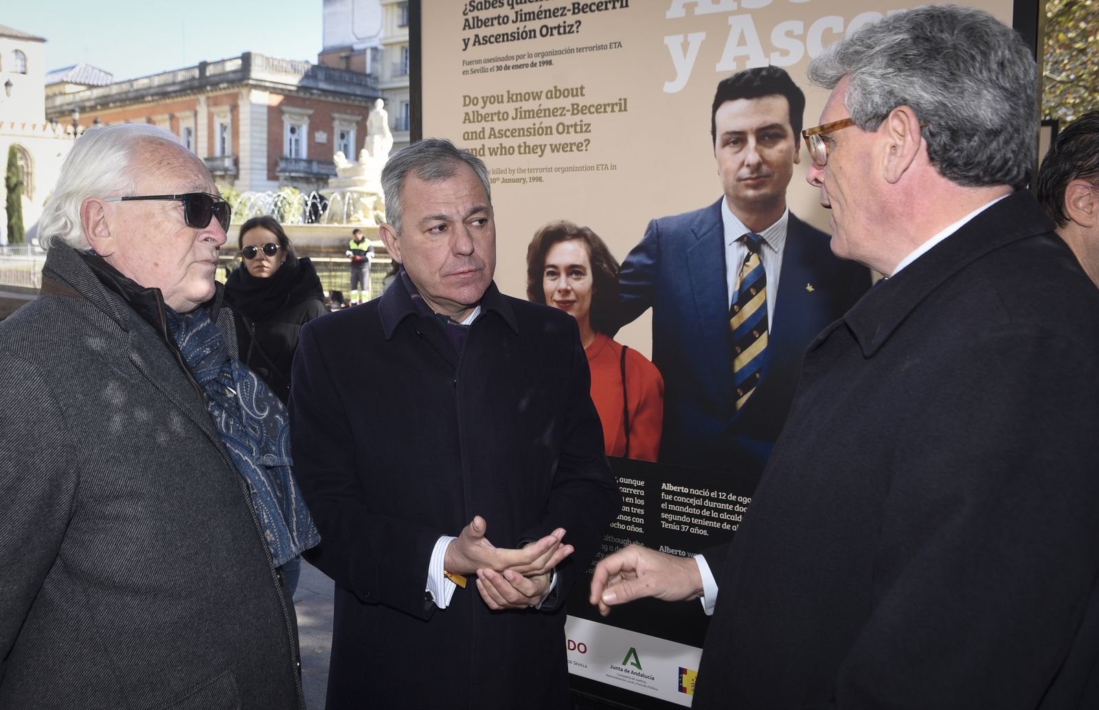 Imágenes de la exposición de mupis en la Puerta de Jerez sobre Alberto y Ascensión