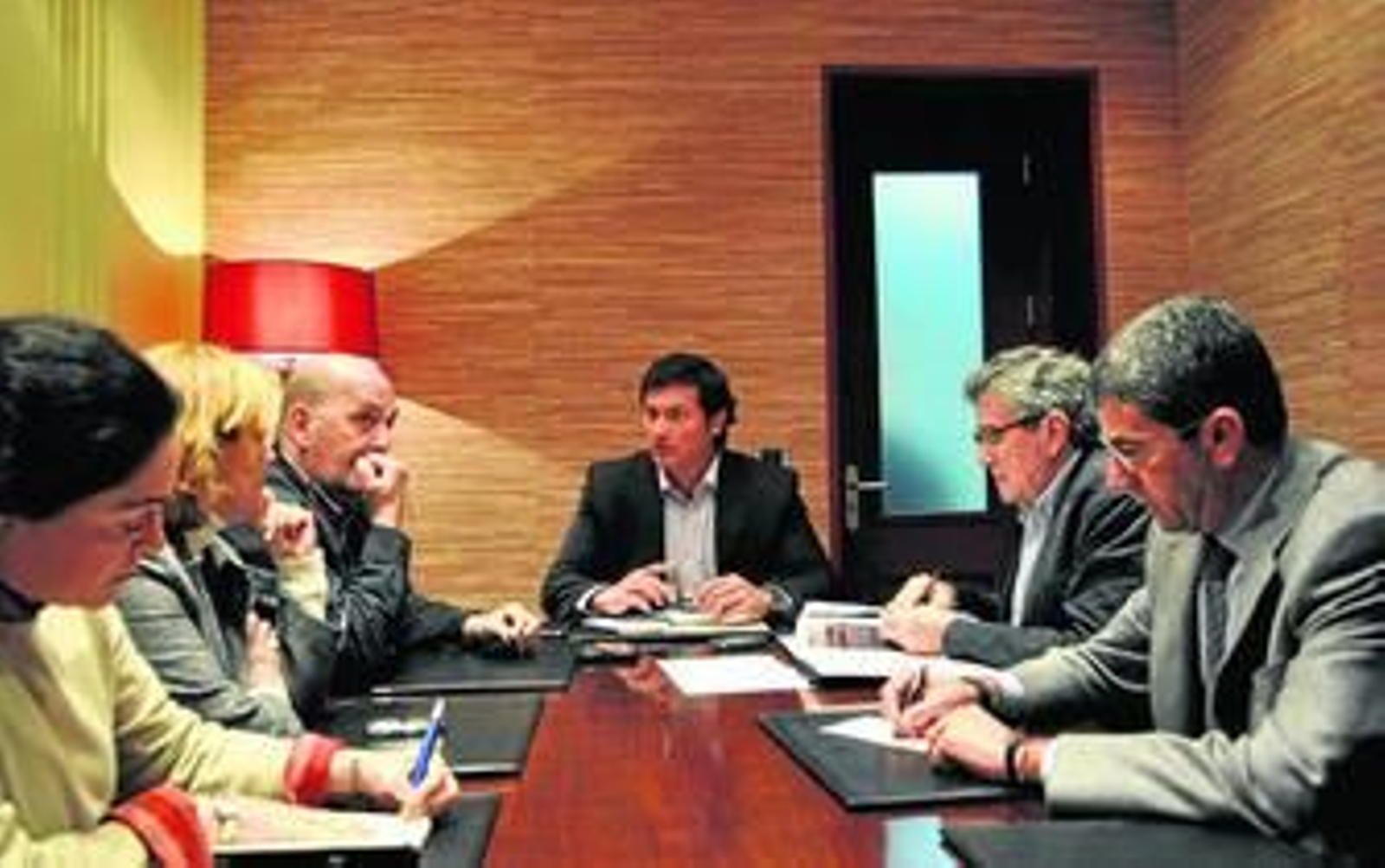 Una imagen de la reunión que mantuvo ayer el consejero Luis Pizarro para evaluar los daños.