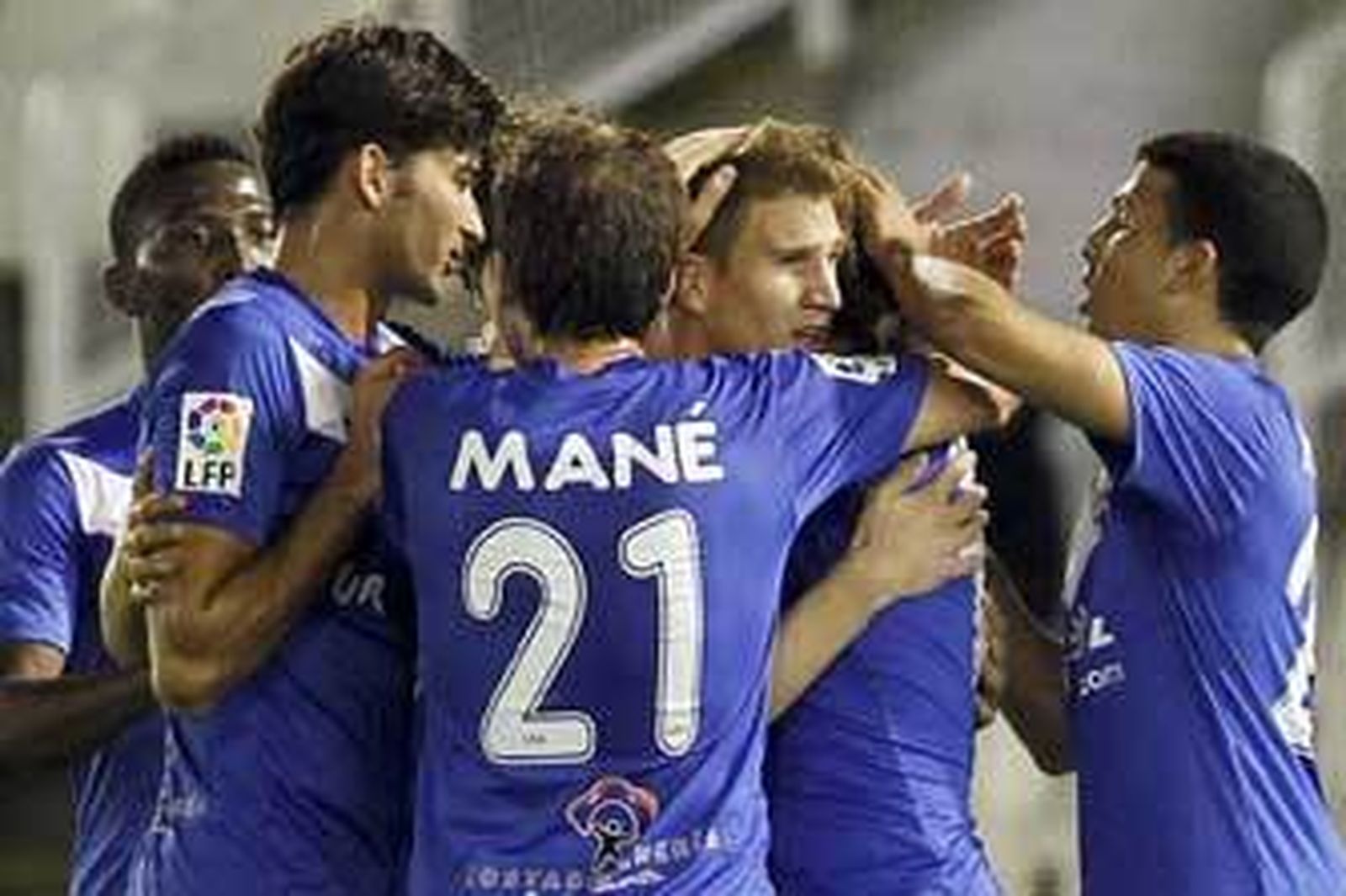 Mané (ahora con el 21) celebra el gol de su equipo en Santander. /El Almería