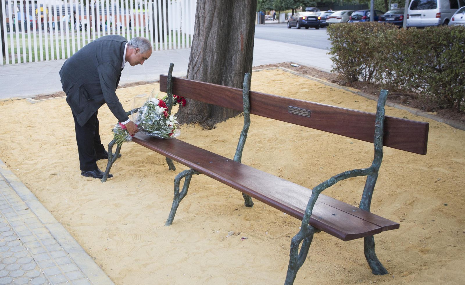 El banco en memoria del 'padre' del tranvía