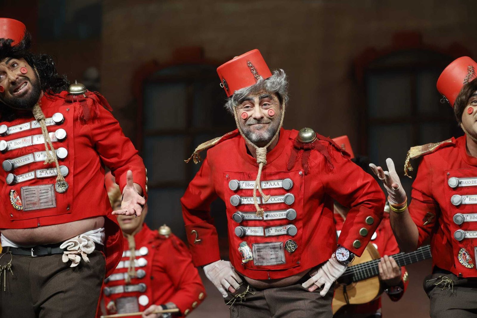 Chirigota 'Hotel resort y Cadi, aquí tiene usté su casa'.