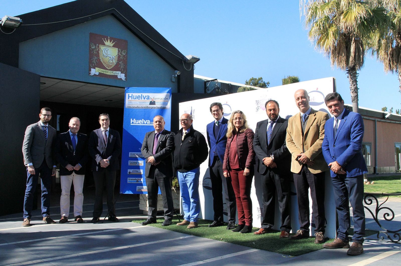 Todos los participantes en la tertulia, fotografiados en el Complejo Rafael donde se llevó a cabo.