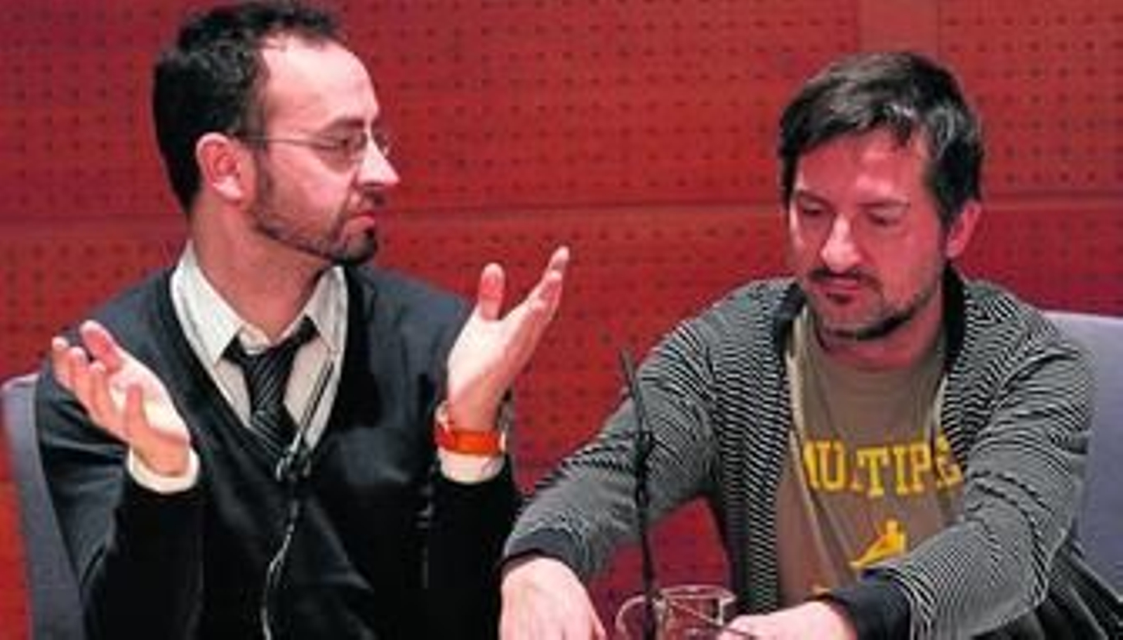 Álvaro Pastor (izda) y Antonio Naharro ayer en la sala de prensa de Unicaja durante el encuentro mantenido con los medios de comunicación.