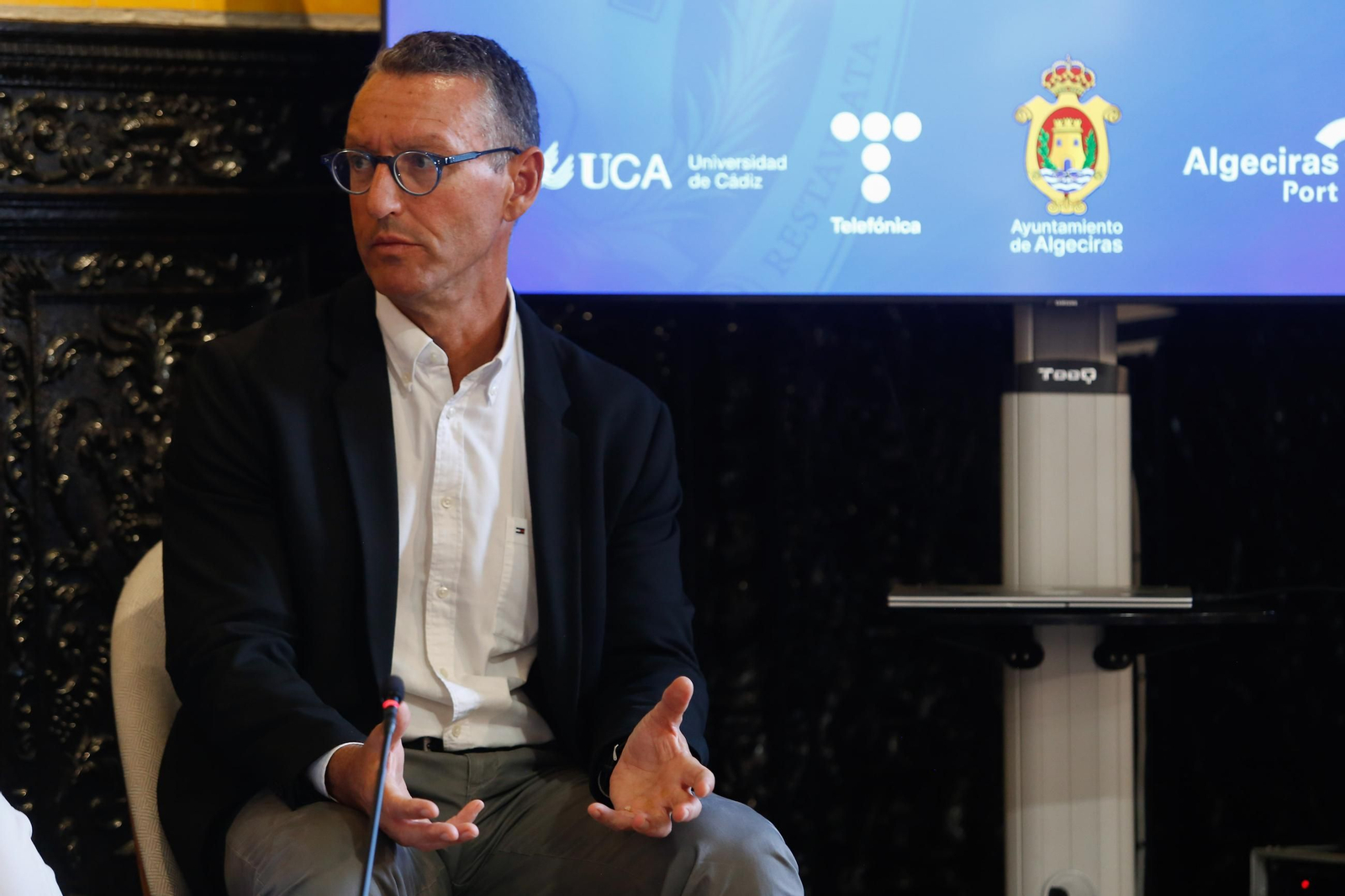 Fotos de la mesa redonda sobre economía azul y sostenibilidad, de las Cátedras Telefónica y la UCA