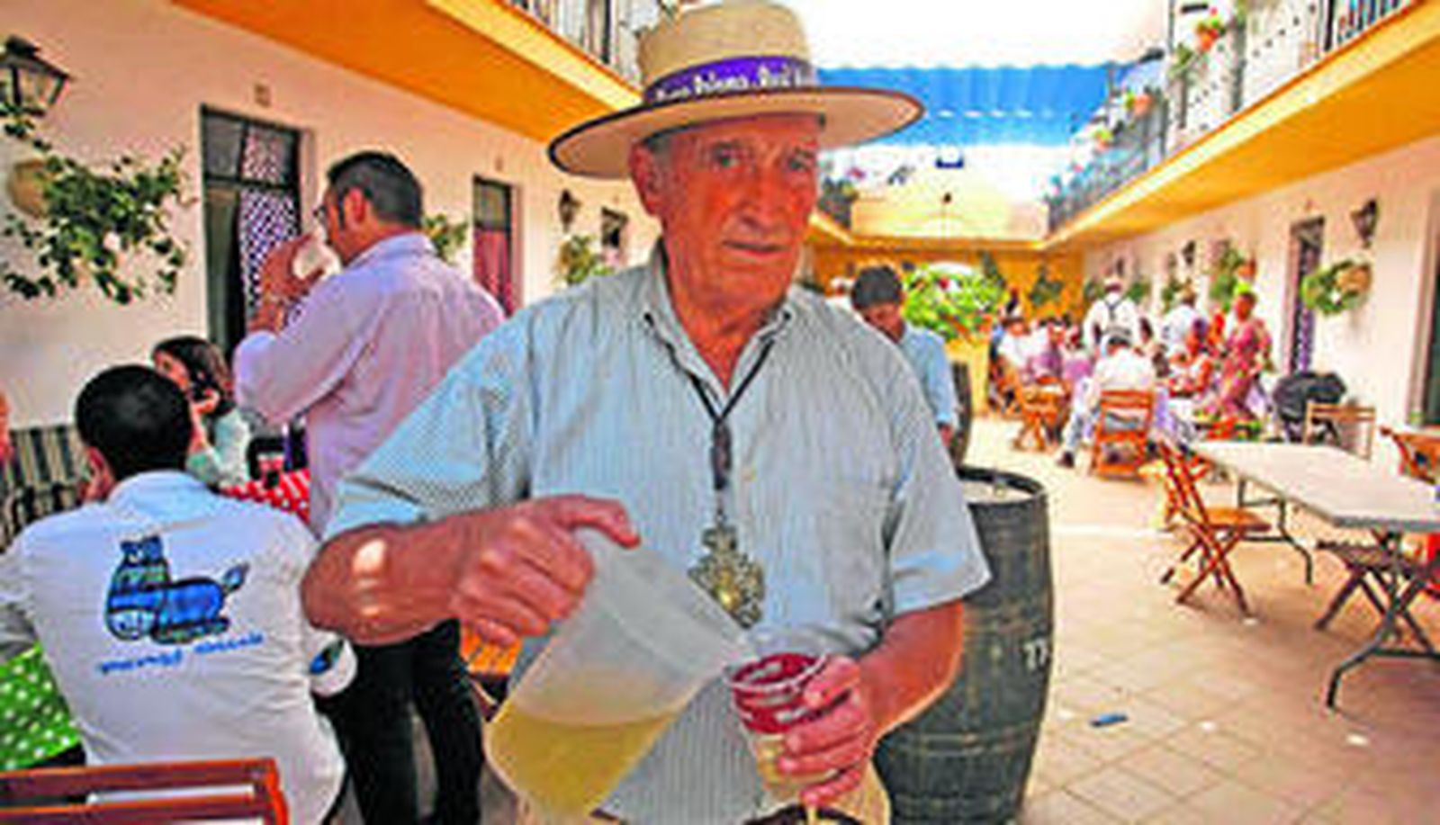 Francisco Muñoz, días atrás, en el patio de la casa de hermandad de Jerez.