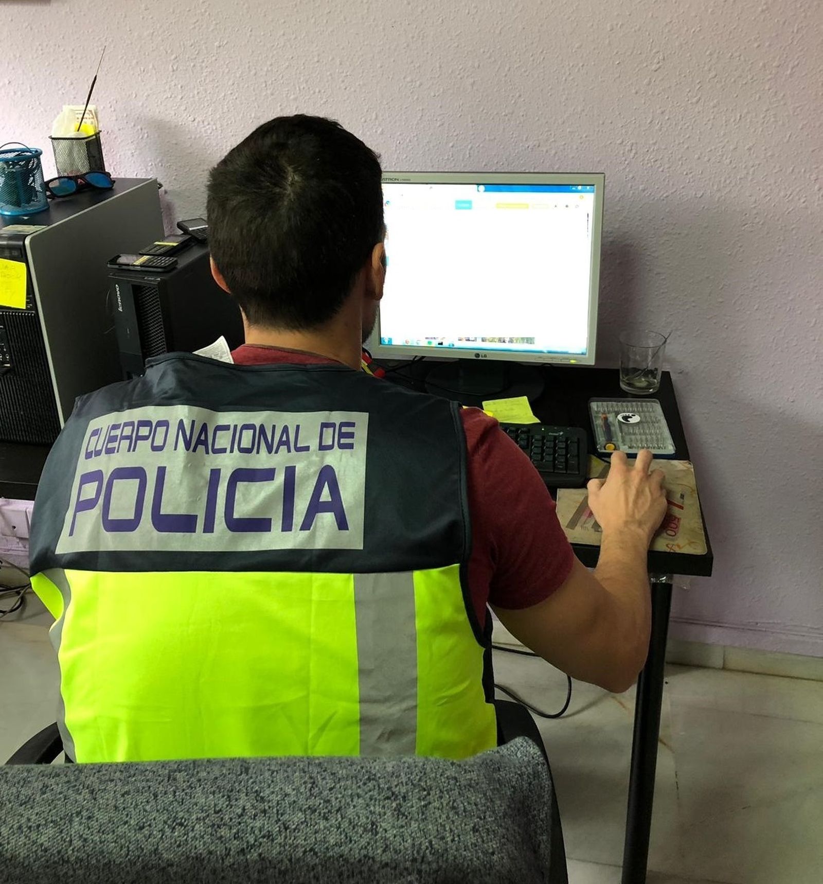 Un agente de la Policía Nacional.