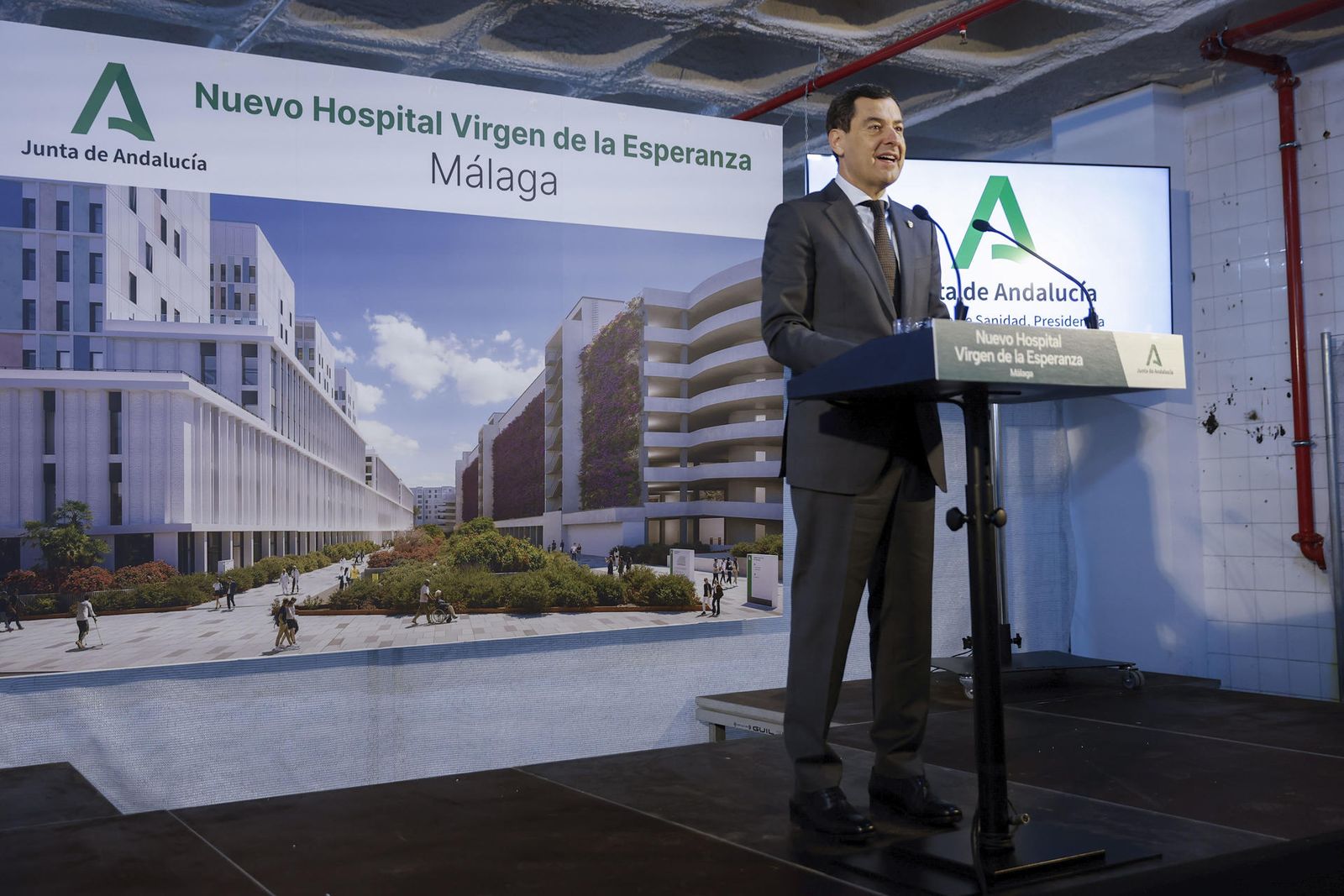 El presidente de la Junta de Andalucía, Juanma Moreno da un discurso tras el acto de colocación de la primera piedra del nuevo Hospital de Málaga Virgen de la Esperanza este lunes.