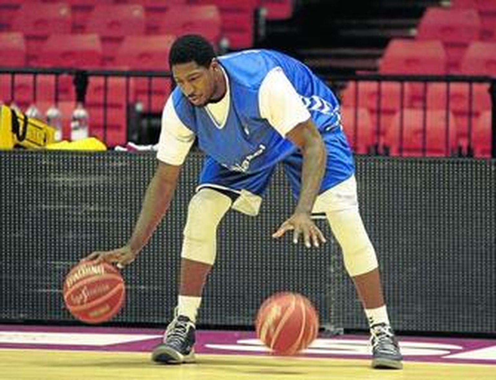 John Holland bota dos balones en un entrenamiento reciente.