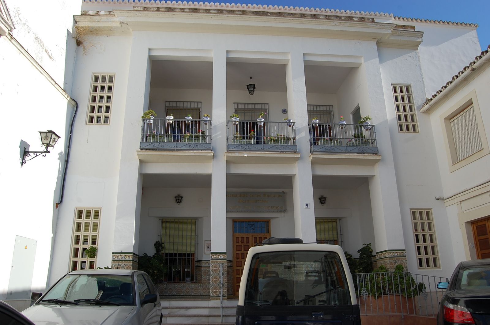 Acceso principal a la residencia de ancianos.