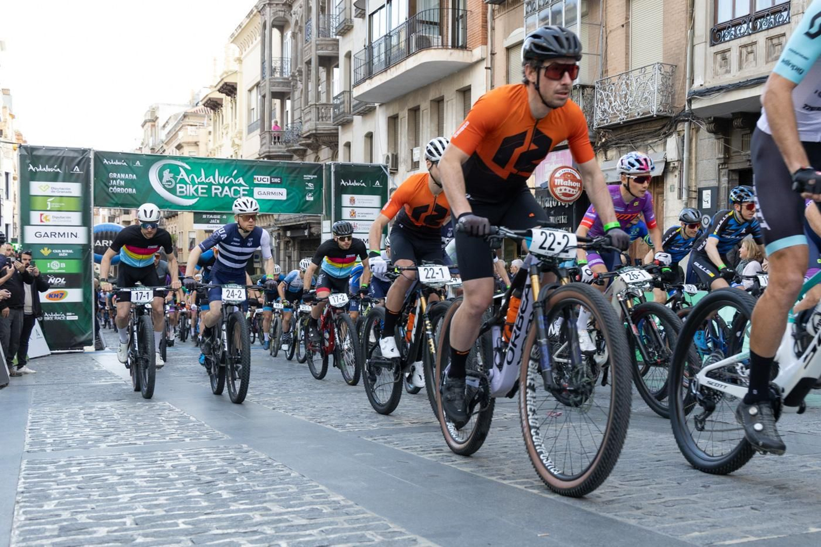 En imágenes: la Andalucía Bike Race dice adiós a Jaén con una etapa marcada por Jabalcuz