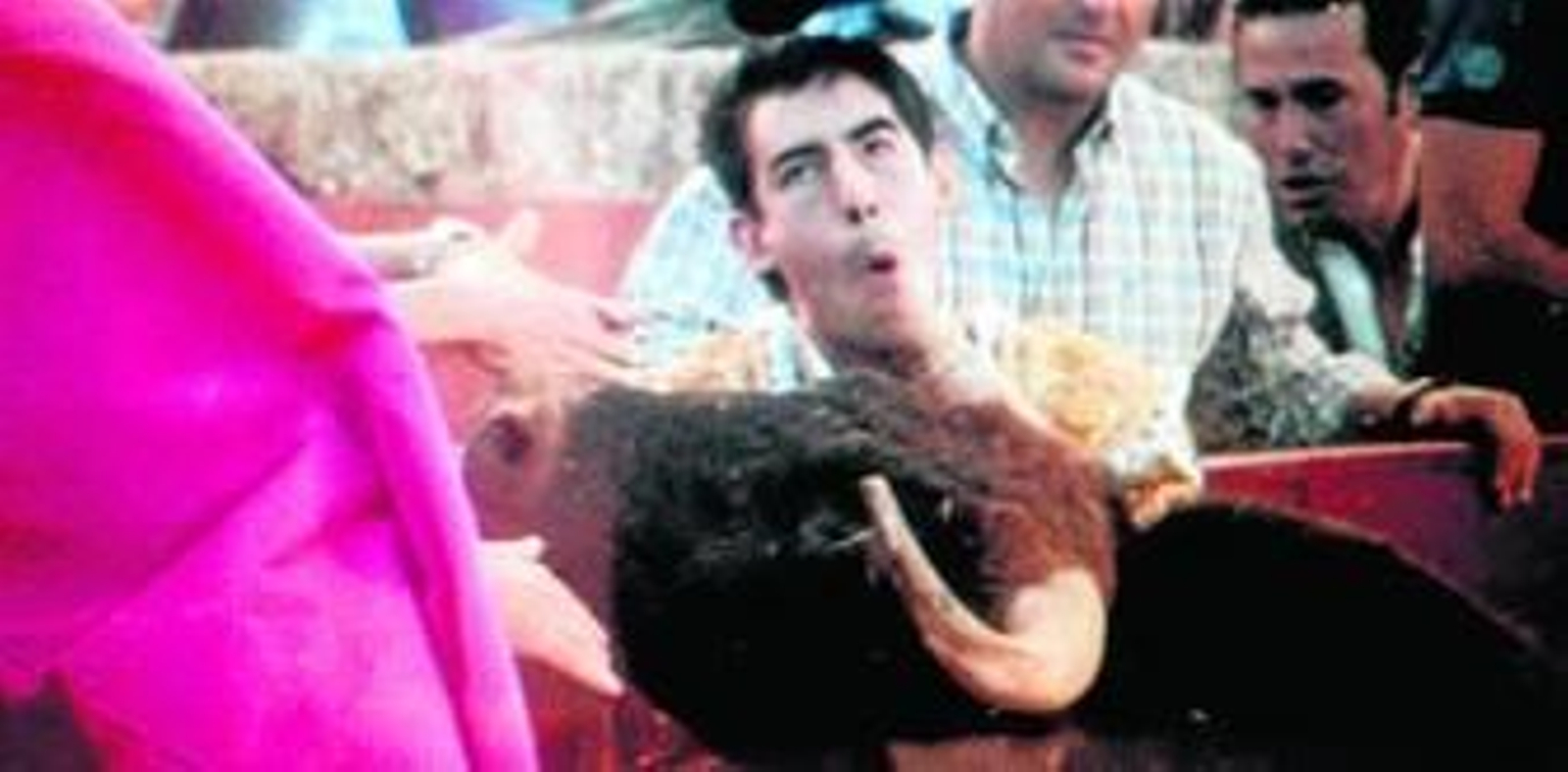 Saúl Jiménez Fortes, en el momento en que el toro le empitona. Saúl Jiménez Fortes, en el momento en que el toro le empitona.