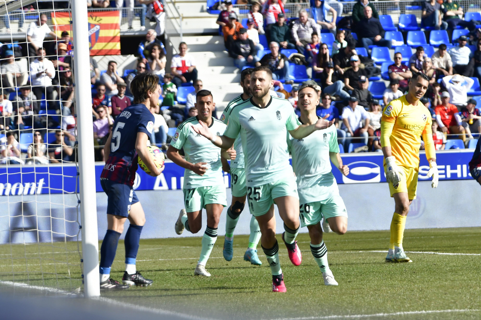 El Huesca-Granada CF, en imágenes