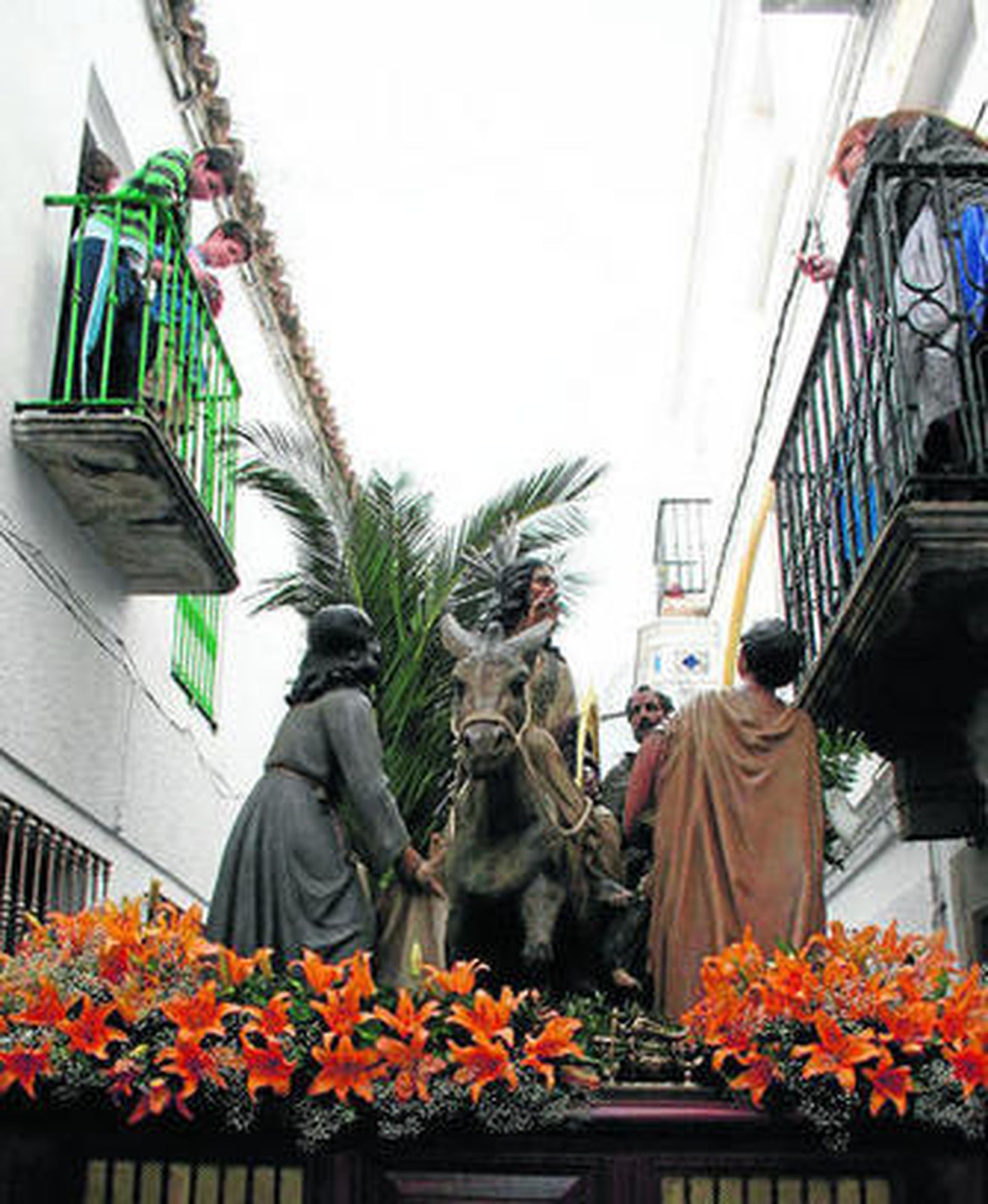 La bella imagen de la Borriquita de Tarifa durante un desfile procesional, en foto de archivo.