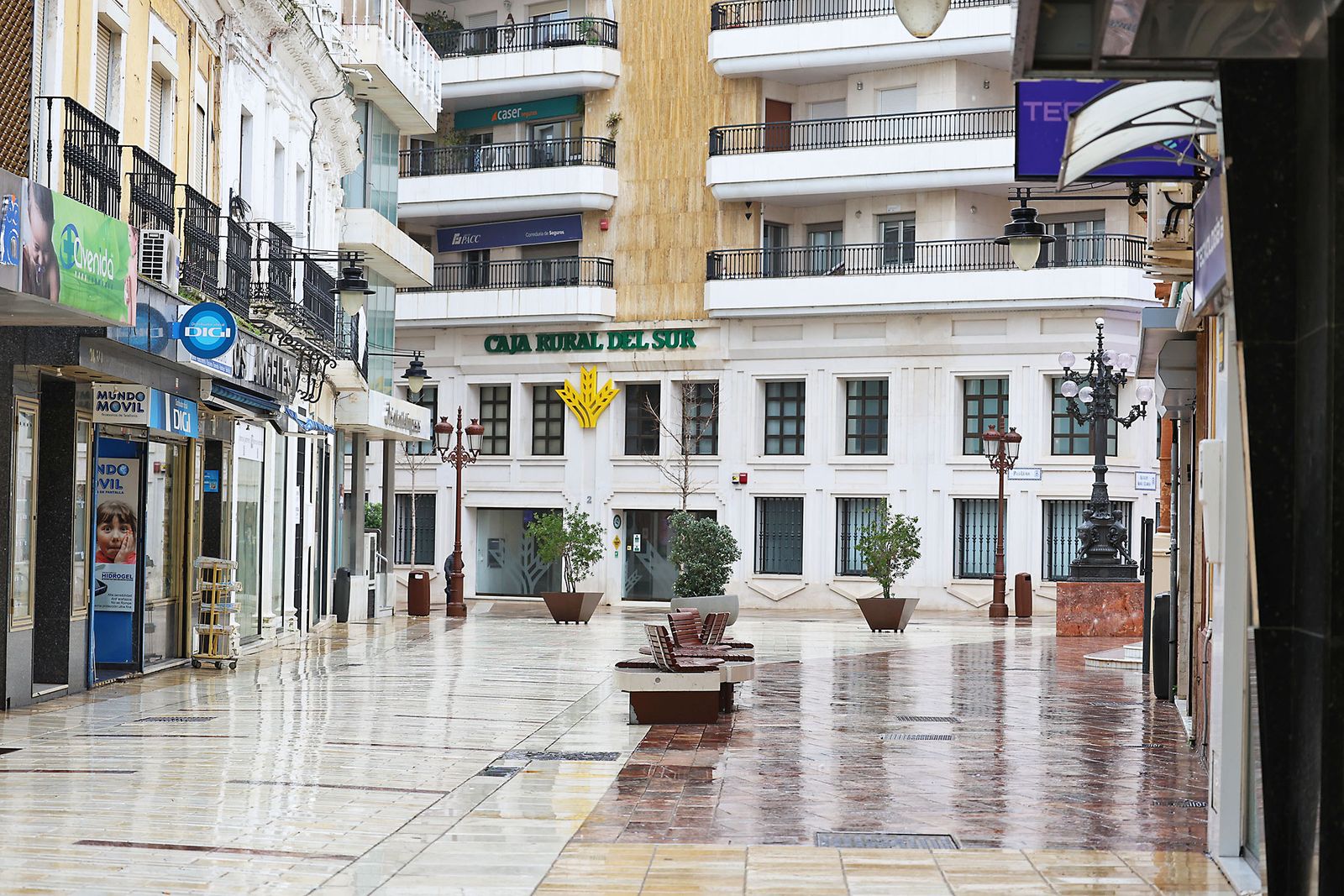Intensas lluvias y calles desiertas en Huelva por la borrasca Marta