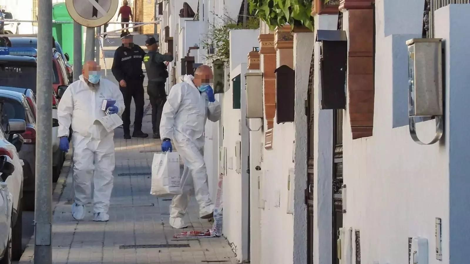 Agentes entran en la vivienda Cartaya (Huelva) donde tuvo lugar un crimen machista en abril de 2025