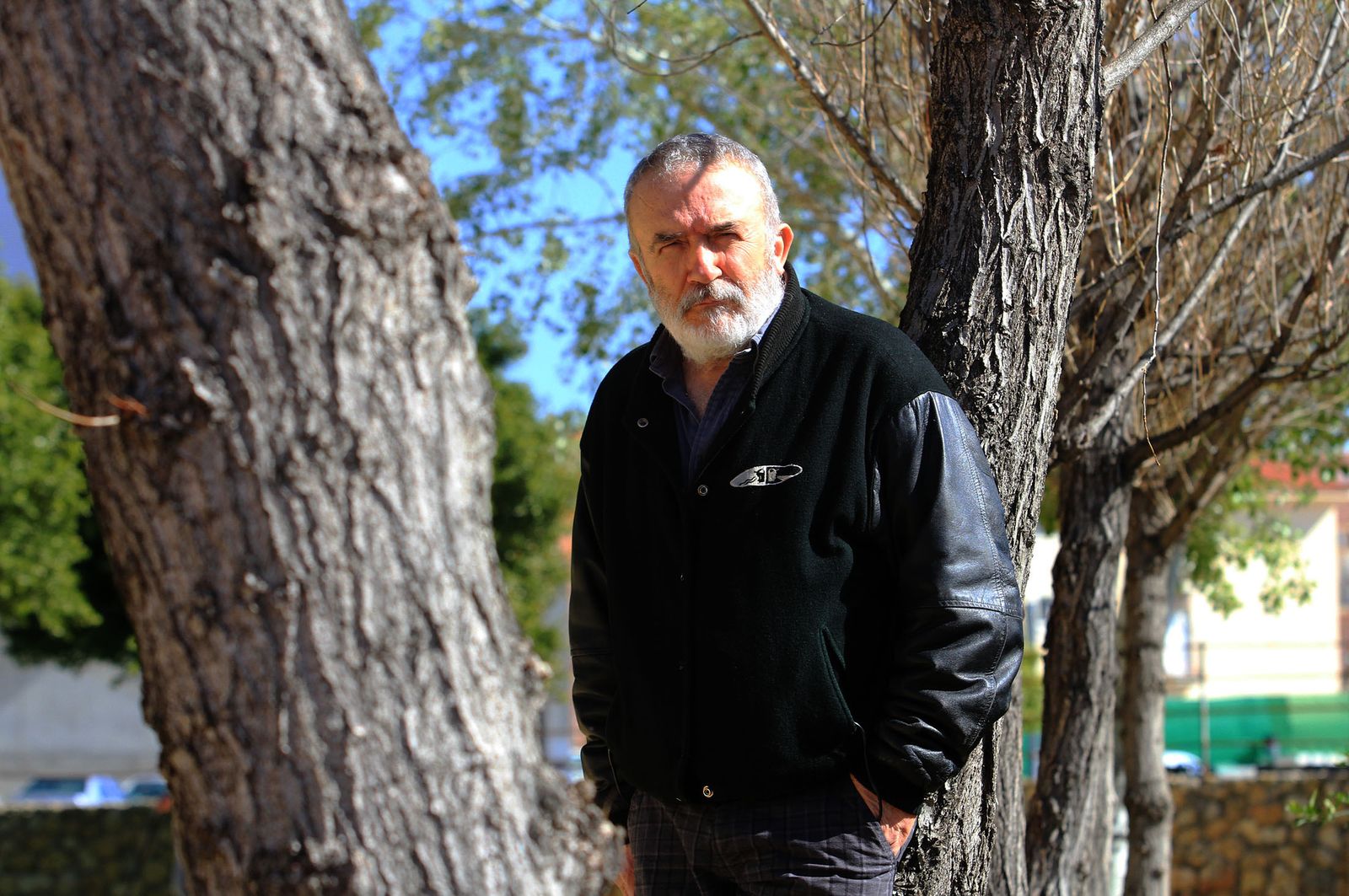 Pablo Sycet posa en la sala DBAT de Gibraleón, junto a un cuadro de Elena Asins, La gitana, parte de su colección.
