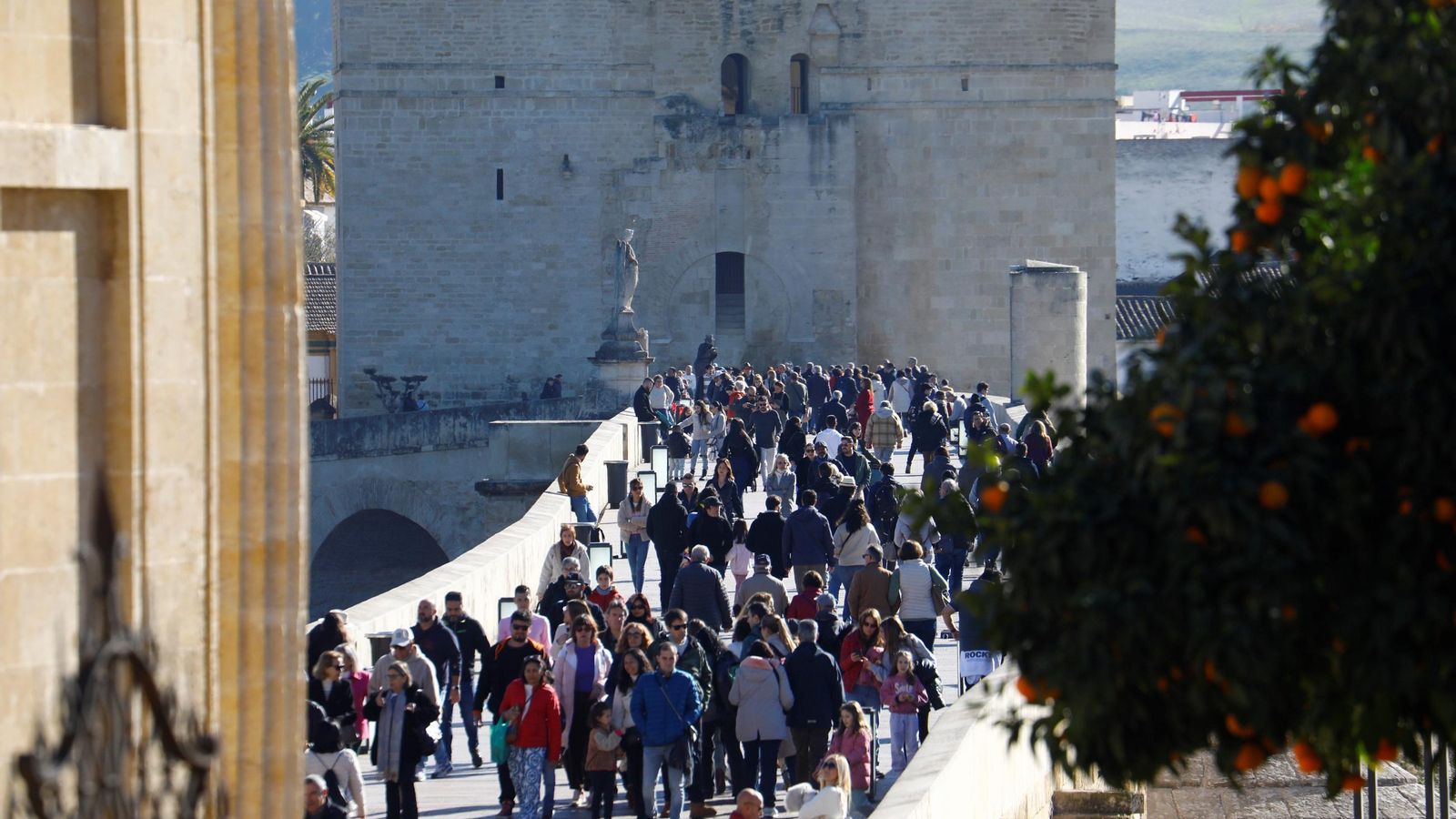 Turistas en el Puente Romano de Córdoba