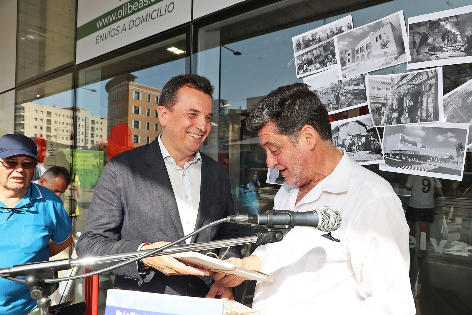 Imágenes de la presentación del libro de  Eduardo J. Sugrañes sobre la evolución de Huelva a través de sus mercados