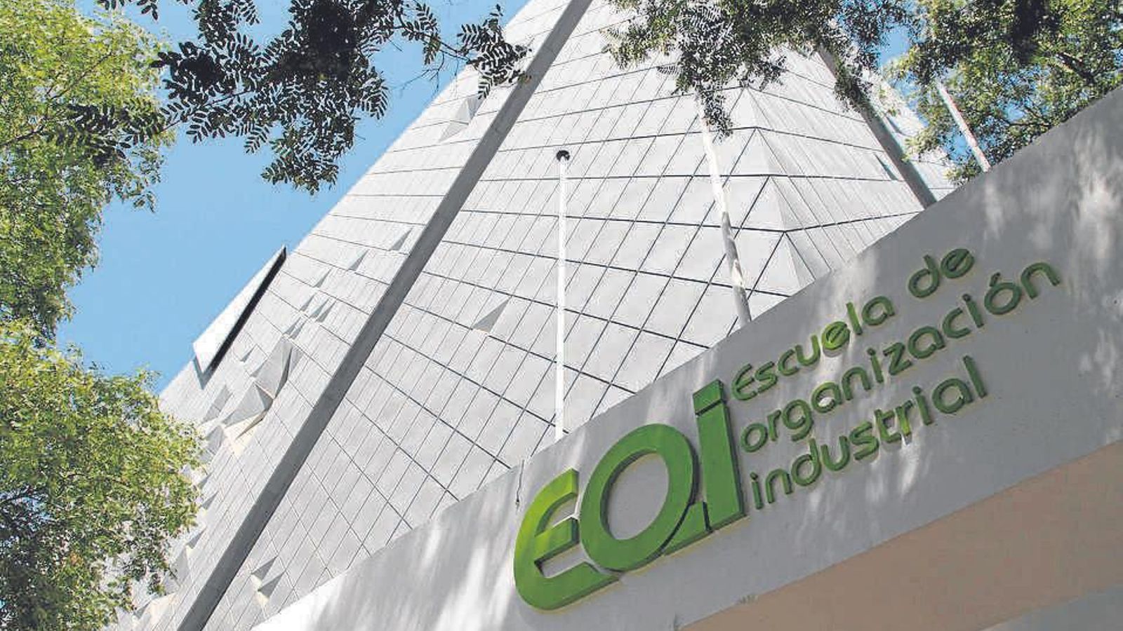 Entrada del edificio de la EOI.