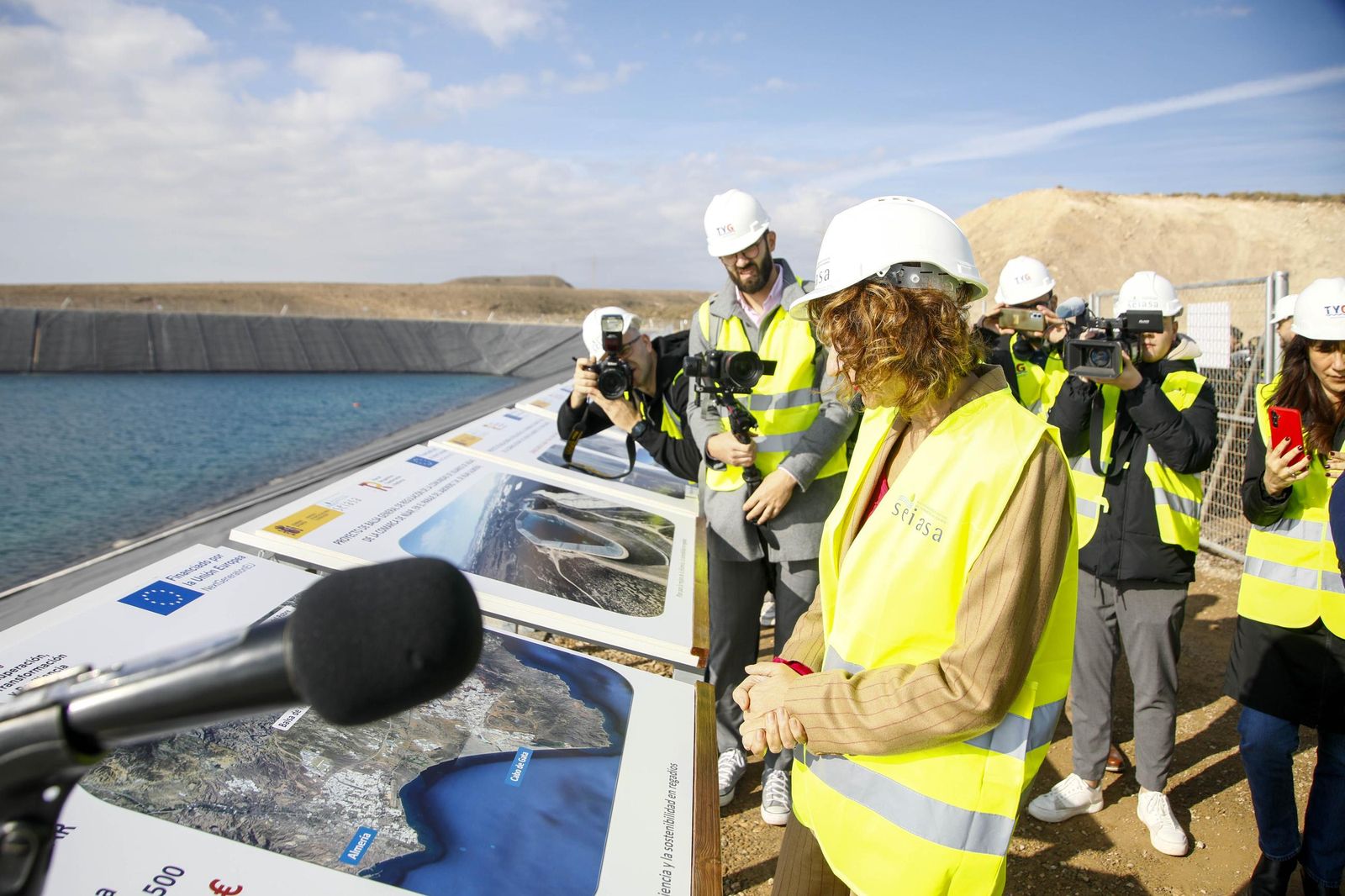 María Jesús Montero visita las obras de la balsa general de regulación de la Comarca de Usuarios Aguas de Níjar, en imágenes