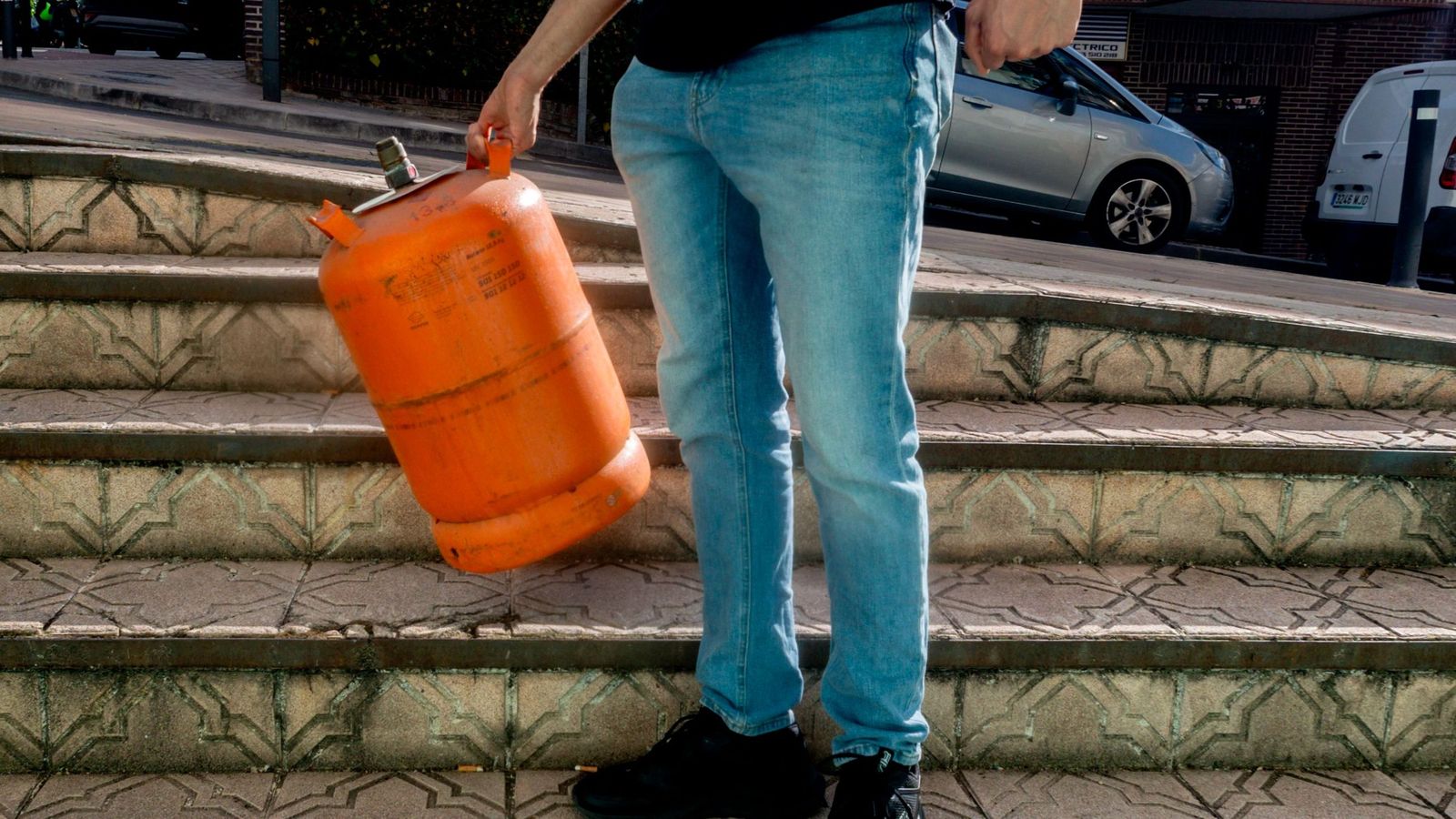 Imagen de archivo de un hombre con una bombona de butano.