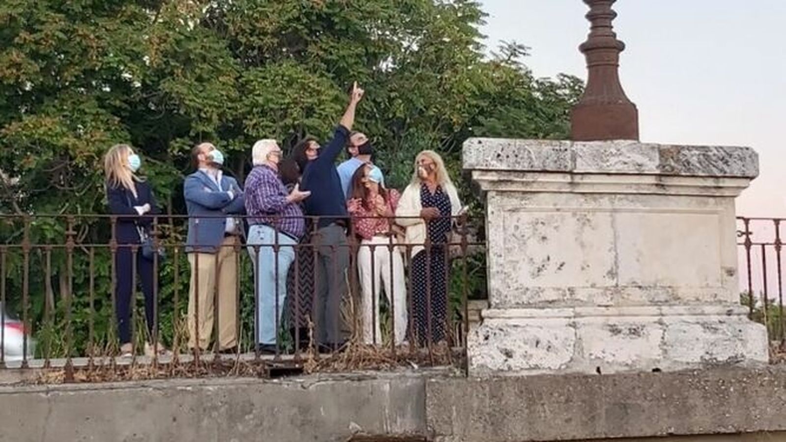 El portavoz del PP, Beltrán Pérez, señala elementos deteriorados en la pasarela de la avenida de Jerez.