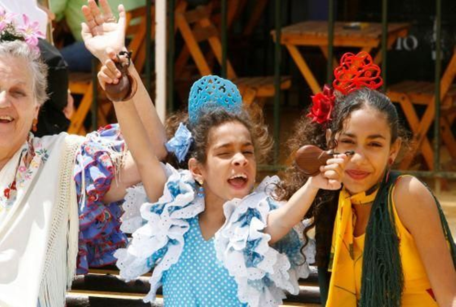 Unas mujeres, de tres edades diferentes, apuran el último día de Feria.

Foto: Pascual