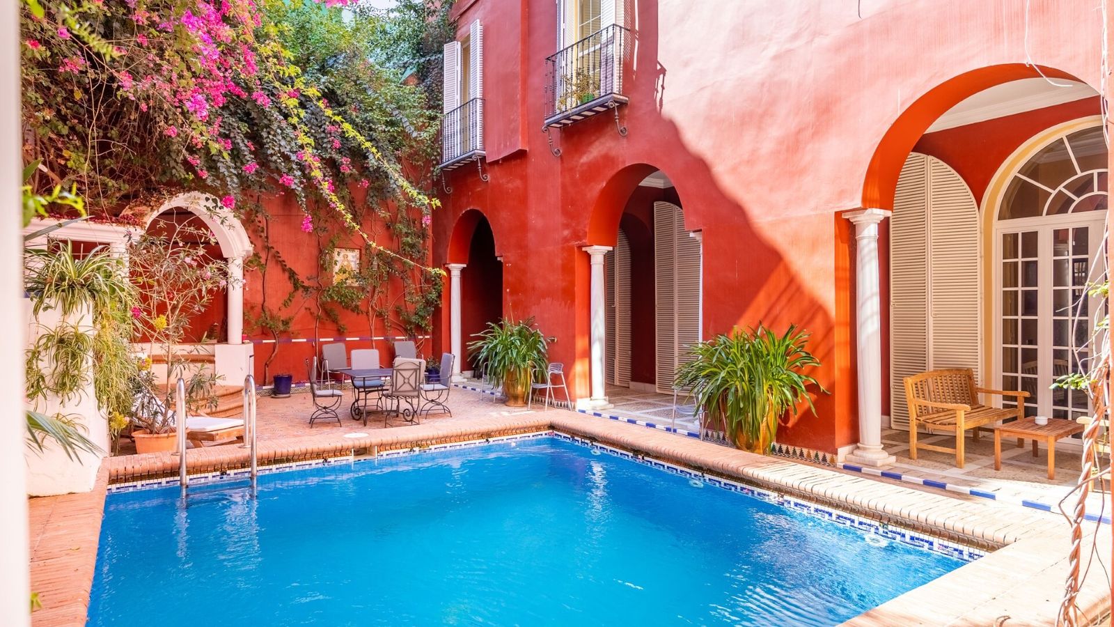 Piscina de la casa palacio.