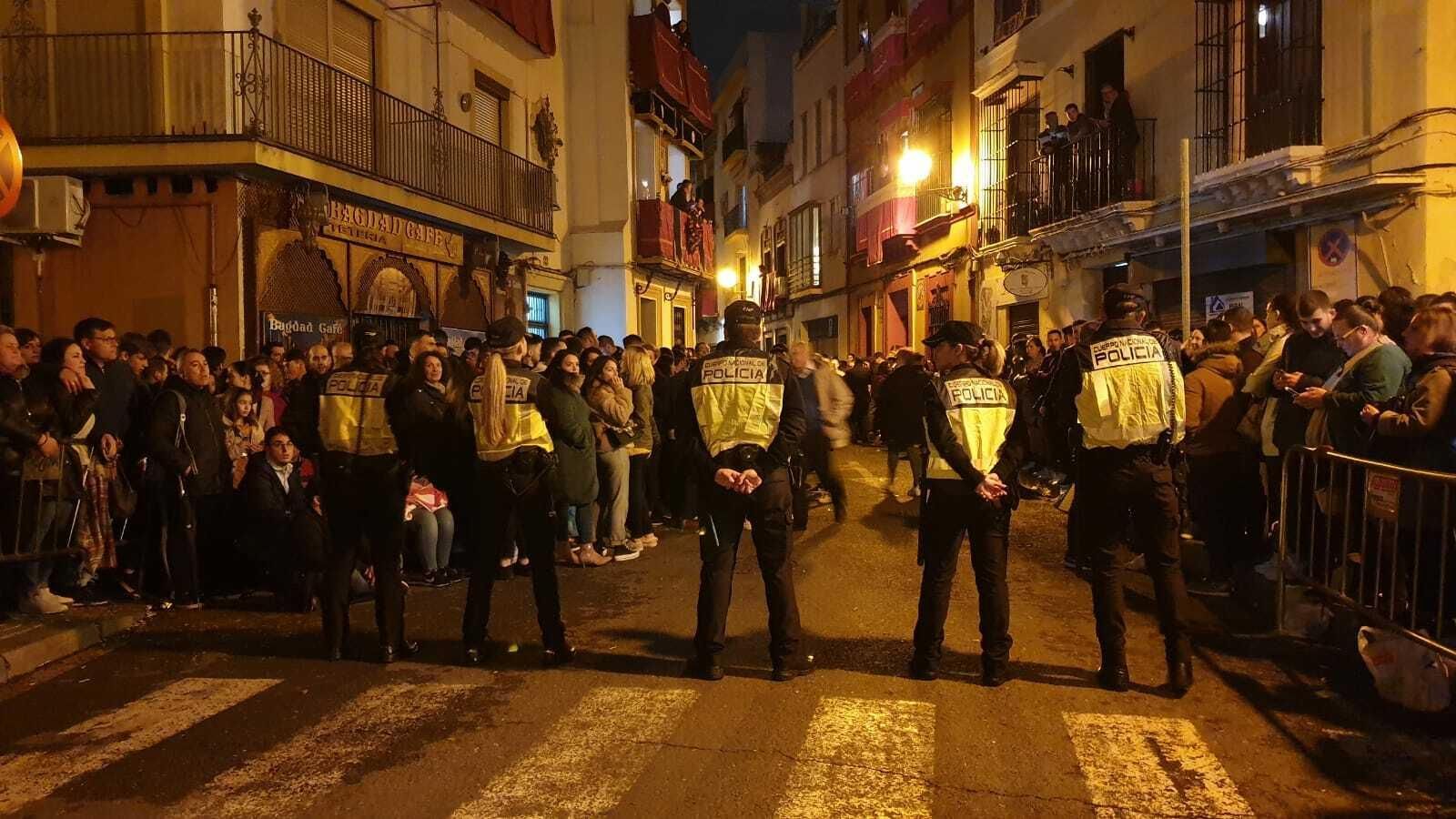 Dispositivo de seguridad ante la Capilla de los Marineros.