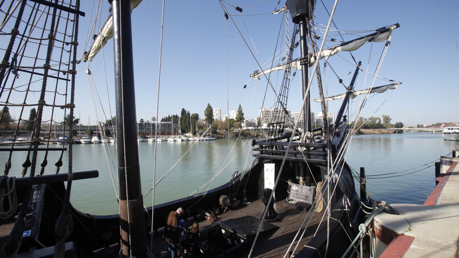 La Nao Victoria continúa atracada en el Muelle de las Delicias.
