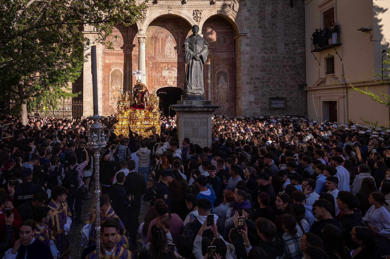 Así vivió granada la salida de la Hermandad del Rosario 2025