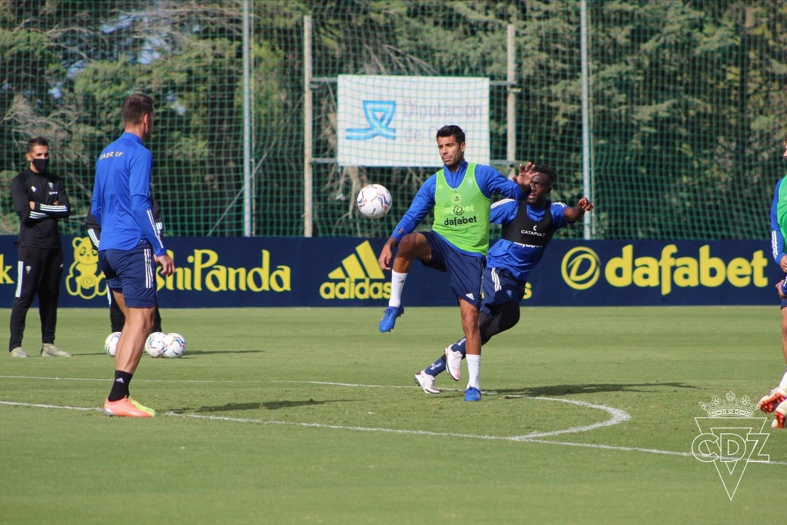 Augusto Fernández, con el balón en la primera sesión de la semana.