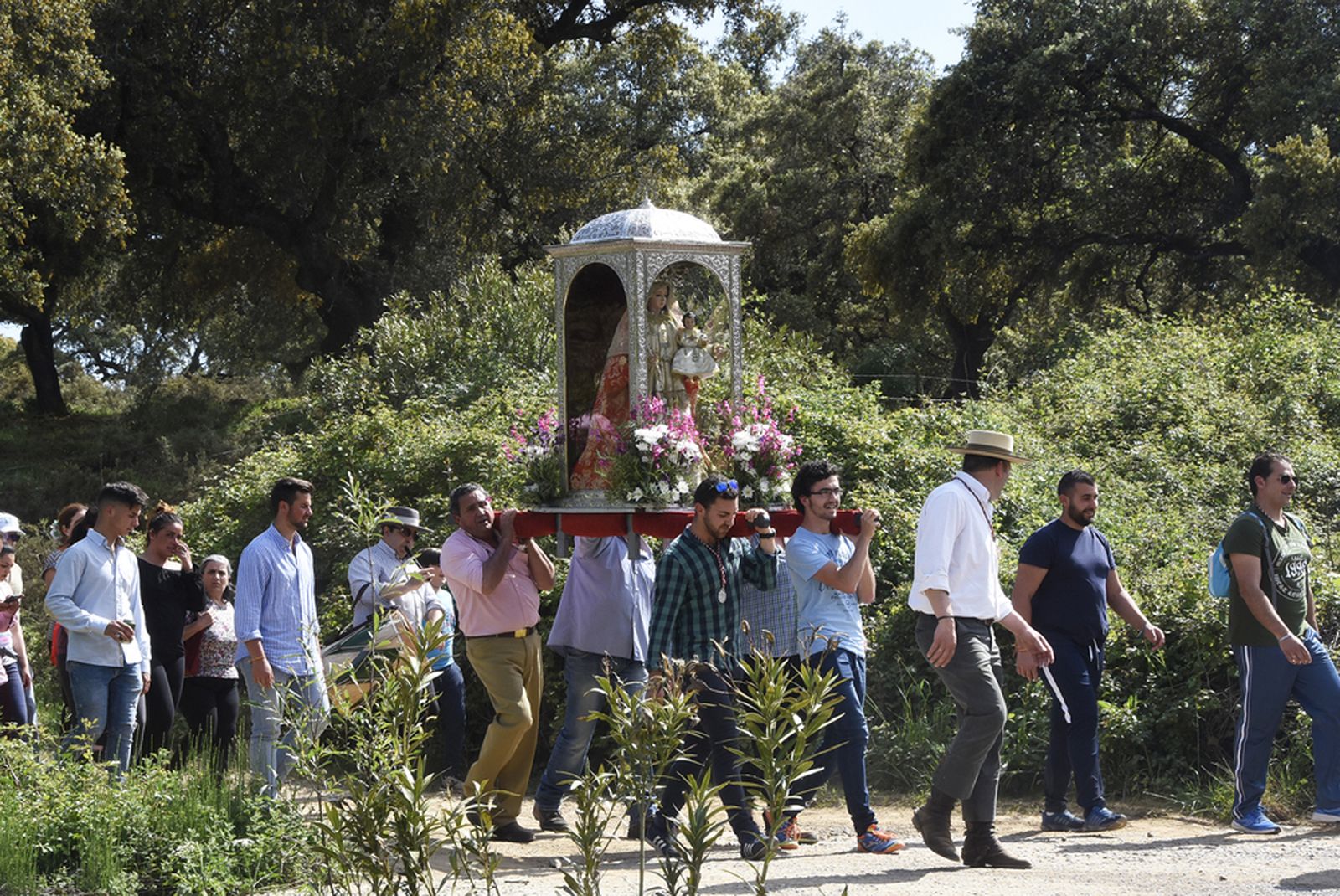 Última romería de ida de la Virgen del Prado, Patrona de Higuera de la Sierra, cruzando el vado sobre el emblemático Arroyo del Rey