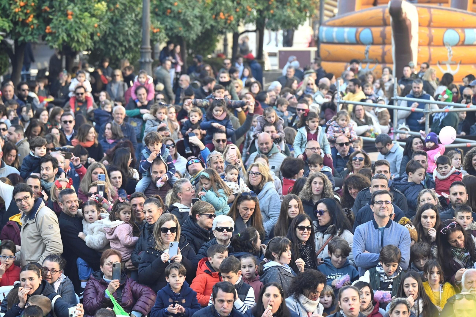 Los niños de Córdoba despiden 2024 con una fiesta infantil y campanadas en las Tendillas, en imágenes