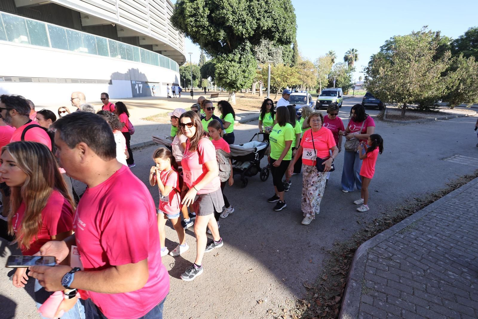 La Marcha Rosa contra el cáncer de mama recorre las calles de Jerez