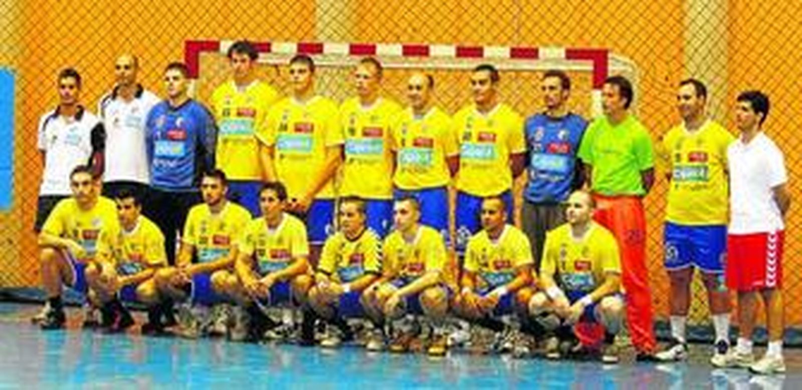 La plantilla del Club Balonmano Cajasol Pedro Alonso Niño de Moguer espera festejar su retorno a la División Plata al finalizar esta temporada.