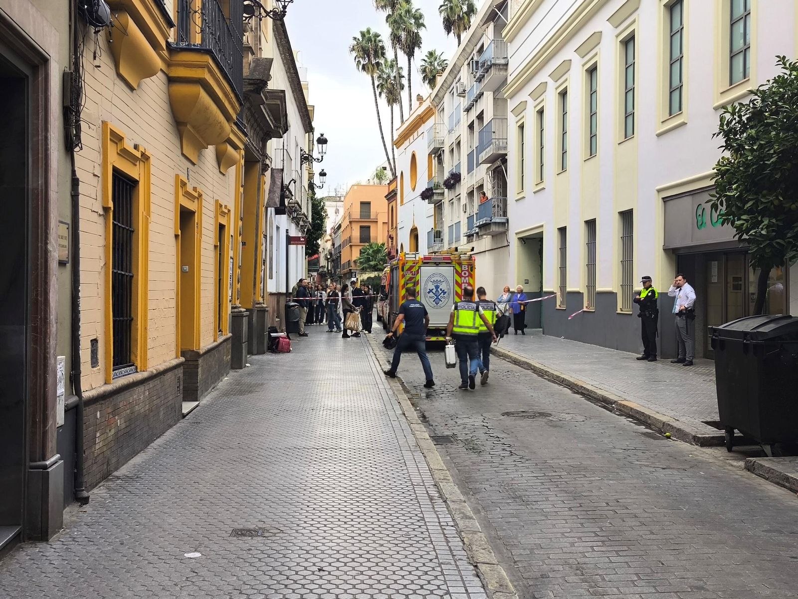 Fotos del incendo en la iglesia de San Antonio Abad, sede de la hermandad del Silencio