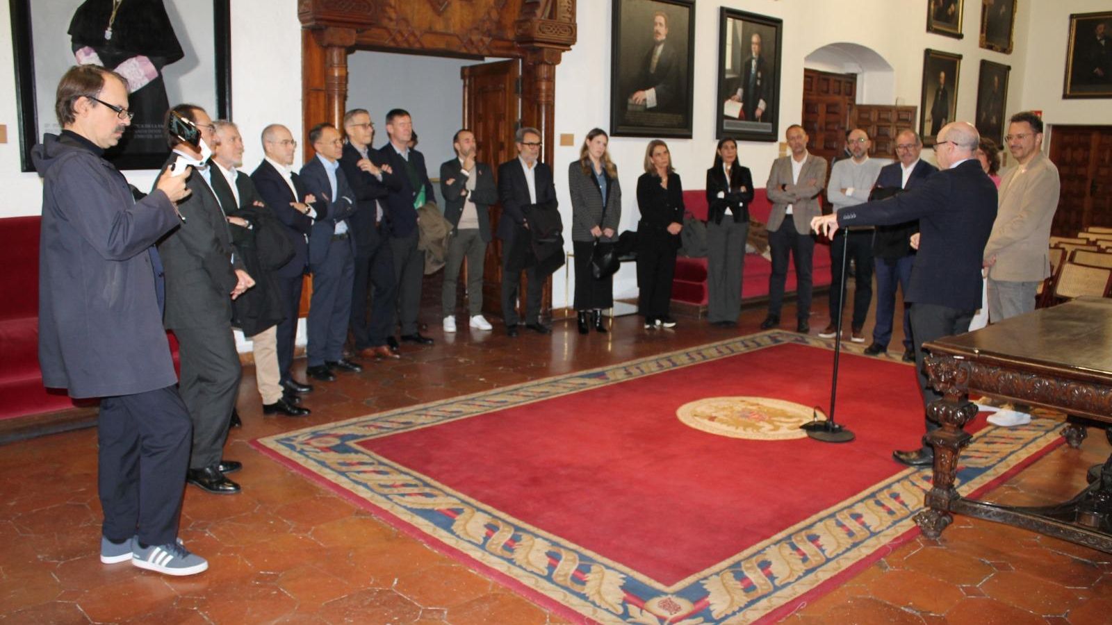El rector Pedro Mercado habla frente a la Junta Directiva de la Cámara de Comercio Alemana en España en su visita a la UGR