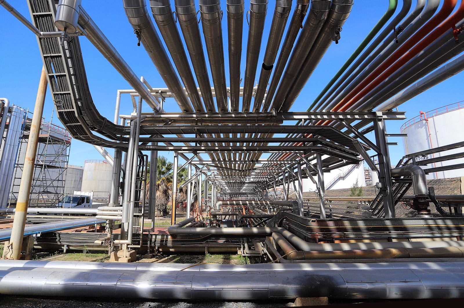 Cepsa fabrica combustible sostenible en el polo energético de La Rábida (Huelva) a partir de huesos de aceituna y otros residuos vegetales, en imágenes