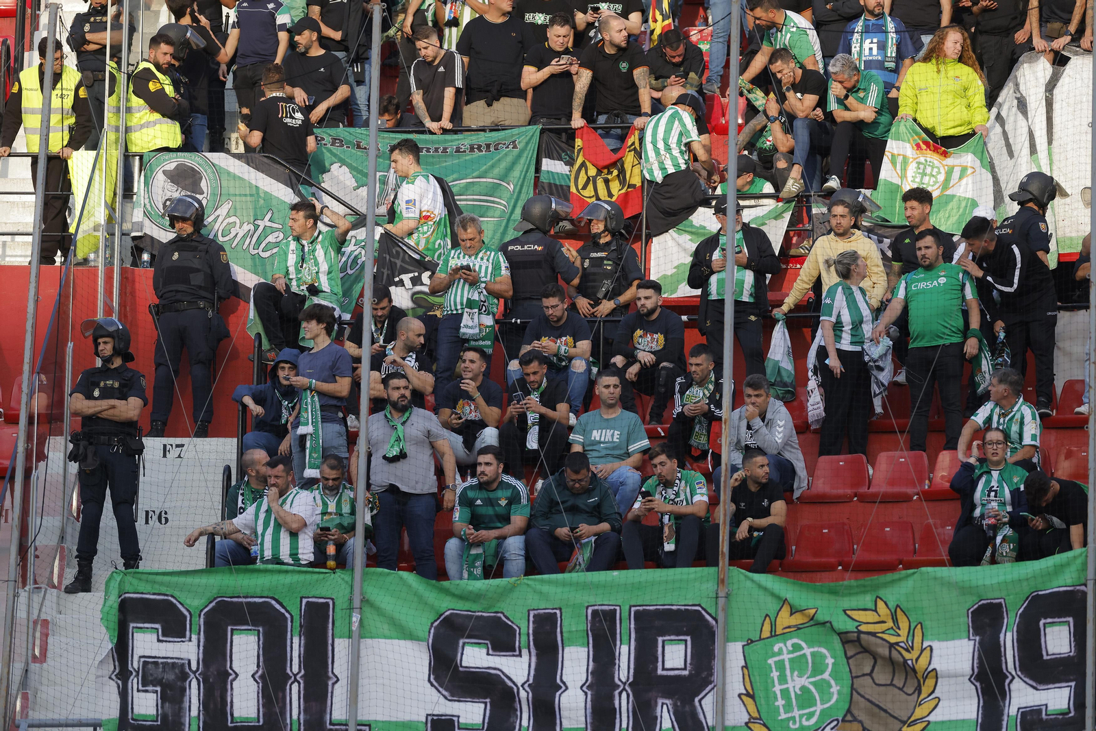 Búscate en las fotos del Sevilla-Betis