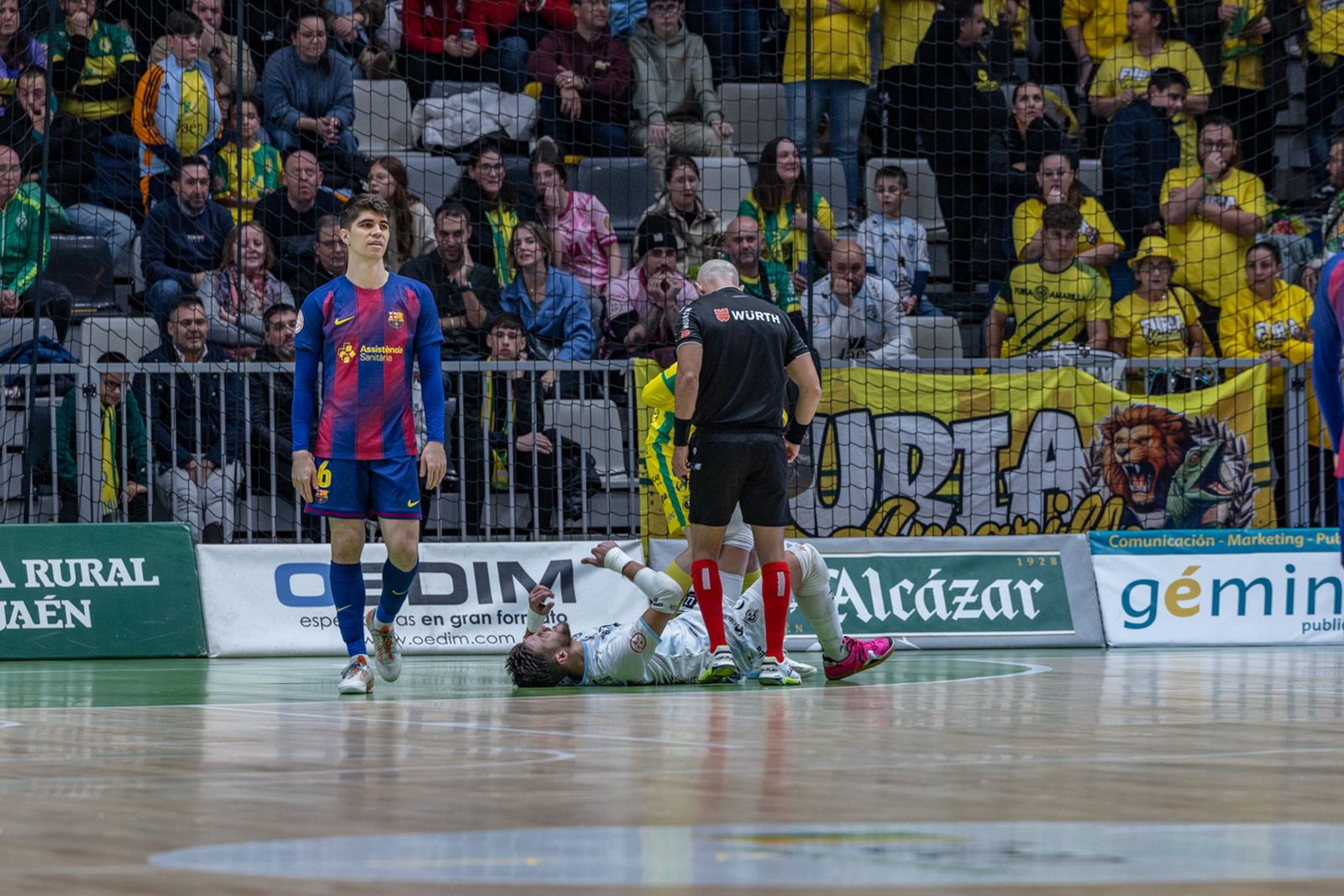 Las mejores imágenes del espectacular encuentro entre Jaén Paraíso Interior FS y Barça (3-3)