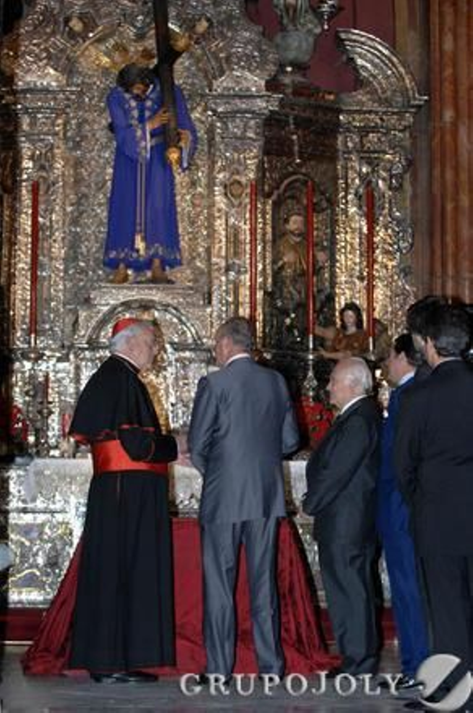 Ante el señor de Pasión. El Rey visitó la iglesia del Salvador el 22 de octubre de 2008 para conocer su restauración. En la imagen, con el cardenal Amigo Vallejo y Javier Criado.

Foto: D.S.
