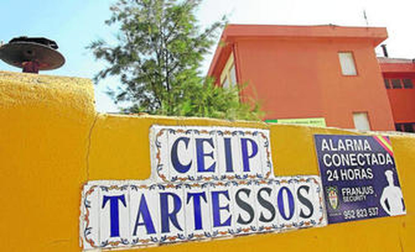 La fachada del CEIP Tartessos, con la vista del módulo principal.