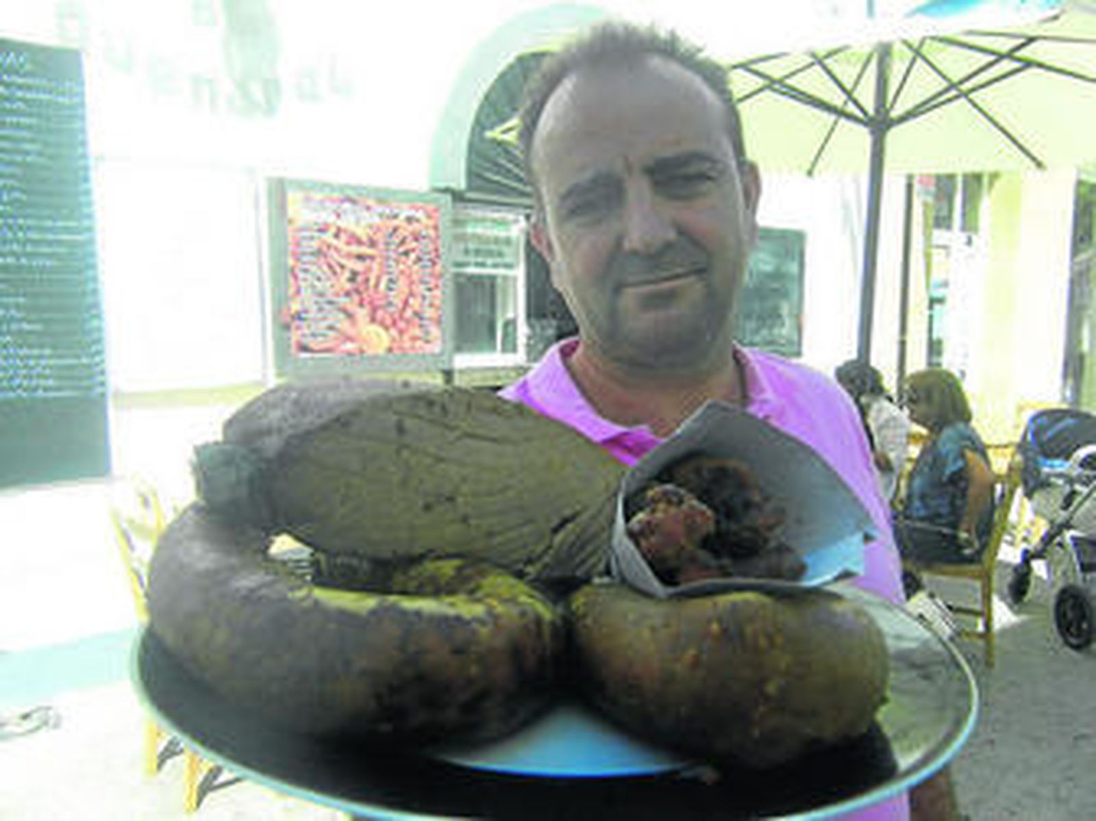 Javier Vázquez mostrando sus productos