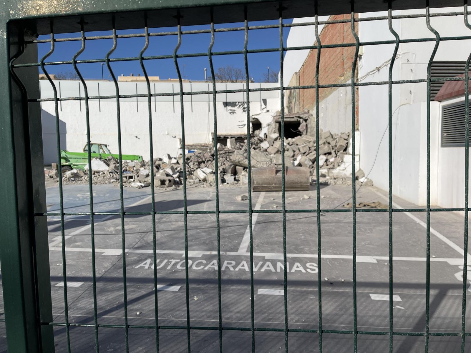 Las imágenes de la demolición del cine Tenis de Garrucha